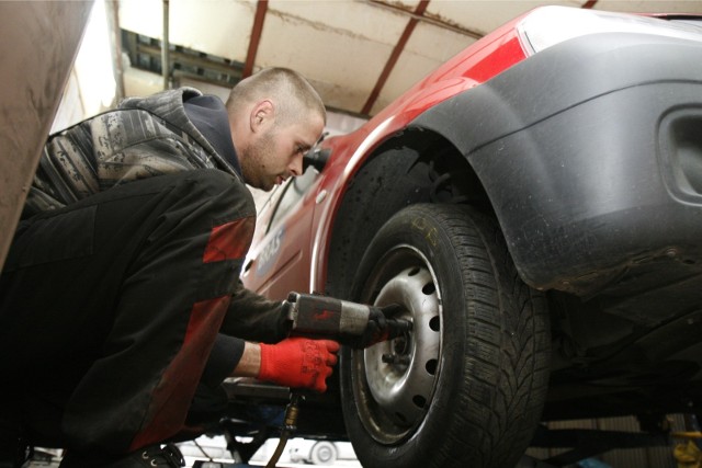 Opony zimowe to podstawa wyposażenia samochodu każdego kierowcy. Eksperci w branży motoryzacyjnej nie mają wątpliwości, że warto wymieniać opony i zakładać opony zimowe, choć niektórzy tego nie robią, licząc na łagodną zimę albo korzystając z opon wielosezonowych. Kiedy i gdzie zatem wymieniać najlepiej opony zimowe?Zapoznajcie się z niezbędnymi poradami dla kierowców >>>