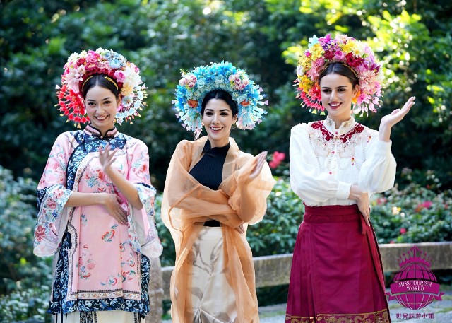 Reprezentantka Polski w konkursie Miss Tourism World 2023 Zuzanna Balonek z Zatora (od lewej) przygotowuje się w Chinach do finałowej gali