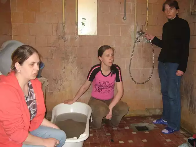 - Tak wygląda nasza łazienka. Wszystko pourywane, a dookoła sam grzyb - skarżyły się Beata Melcarz (od lewej), Agnieszka Zdanowicz i Elżbieta Horbejczuk.