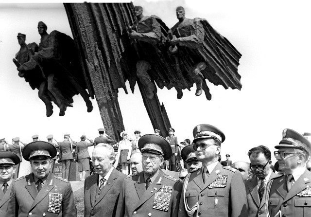 Wojciech Jaruzelski w towarzystwie sowieckich generałów i dygnitarzy podczas uroczystego odsłonięcia pomnika polsko-radzieckiego braterstwa broni. Riazań, ZSRR, rok 1984