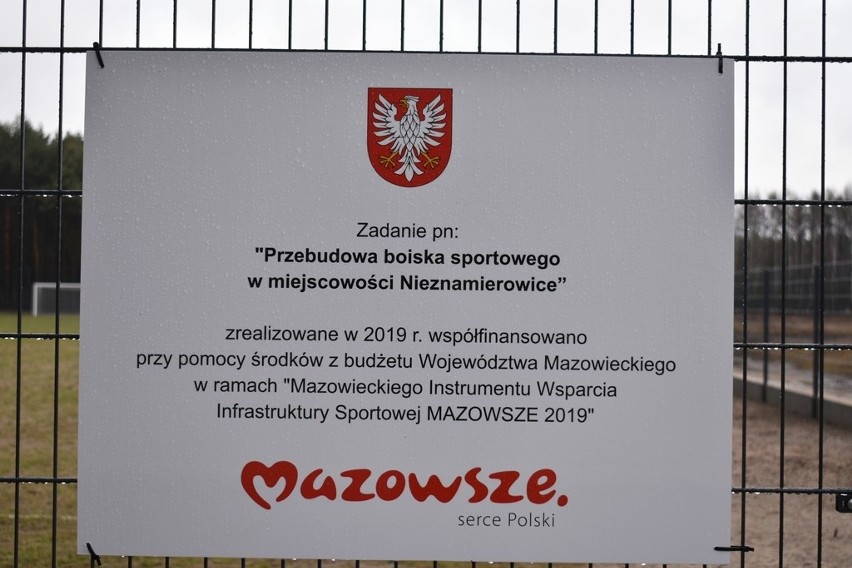 Stan nowego boiska w Nieznamierowicach sprawdził wójt...