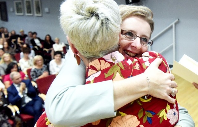 Z okazji Dnia Edukacji Narodowej w bibliotece wojewódzkiej im. Norwida odbyła się uroczystość, podczas której wręczono nagrody prezydenta miasta. Otrzymało je 156 osób. Miasto przeznaczyło na ten cel 283,9 tys. zł. Zobacz wideo:Nauczyciele o tydzień odroczyli rozpoczęcie strajku włoskiego. Jest wiele pytań nauczycieli i dyrektorówwideo: TVN24Prezydent Janusz Kubicki już wcześniej złożył  życzenia wszystkim pracownikom oświaty, publikując je na stronie internetowej urzędu: „Z okazji Dnia Edukacji Narodowej składam Państwu wyrazy szacunku i uznania za trud codziennej pracy, za wysiłek i oddanie w przekazywaniu wiedzy oraz wartości, które kształtują rozwój i postawę młodego człowieka”.We wtorek natomiast zorganizowano uroczystość, by podziękować najbardziej zasłużonym nauczycielom. Nagrody prezydenta miasta dla nauczycieli za osiągnięcia dydaktyczne, wychowawcze i opiekuńcze w roku szkolnym 2018/2019 otrzymało 92 nauczycieli, w tym 25 dyrektorów. Łączna suma nagród wyniosła 209 tys. zł. Natomiast nagrody prezydenta za wyróżniającą się pracę i zaangażowanie, związane z pozyskiwaniem środków unijnych w roku szkolnym 2018/2019 dostało 51 nauczycieli, w tym 11 dyrektorów. Łączna kwora nagród wyniosła 43,9 tys. zł. Nagrody prezydenta miasta za zaangażowanie w realizacje projektu pod nazwą „Modernizacja kształcenia zawodowego w mieście Zielona Góra – projekty realizowane poza formułą ZiT” w ramach Regionalnego Programu Operacyjnego Lubuskie 2020, współfinansowanego z Europejskiego Funduszu Społecznego otrzymało 13 pracowników oświaty, w tym 6 dyrektorów. Łączna kwota nagród wyniosła 31 tys. zł. ZOBACZ TEŻUCZYMY SIĘ PRZEZ CAŁE ŻYCIEPOLECAMY TEŻLOTNIK ŚWIĘTUJE