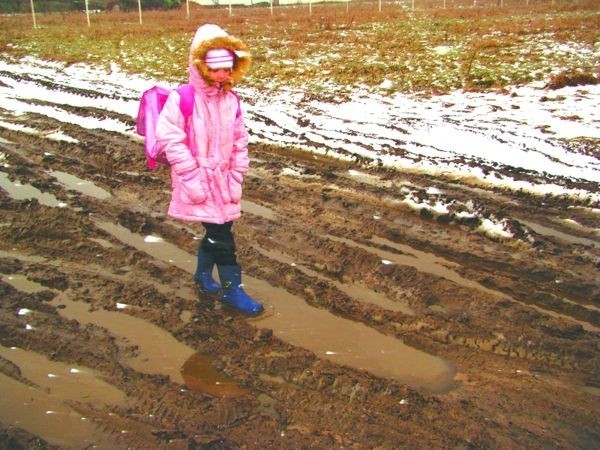 Takich ulic, gdzie w czasie roztopów i większych deszczów przychodzi porządnie utaplać sie w błocie, jestb w Hajnówce wiele