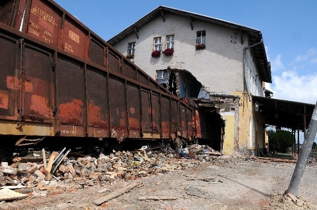 Tragedia w Zwierzynie wydarzyła się 26 lipca. Wagony zjechały z Owczarek, bo były rozłączone i przesuwane. Jednak wcześniej maszynista i ustawiacz pozostawili je bez opieki.