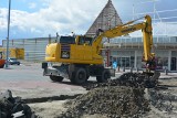 TESCO w Bytomiu przy ul. Chorzowskiej będzie zrównane z ziemią? Wjechał ciężki sprzęt. Trwają prace rozbiórkowe