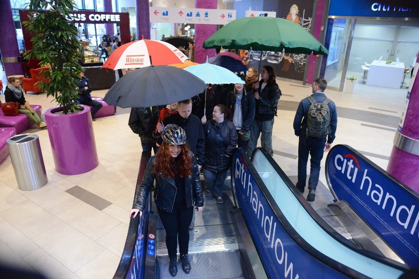 Flash mob w Poznań City Center. Sejf szoping w kaskach