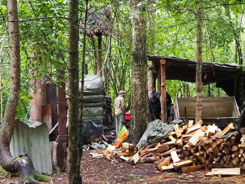 Rudnica. Zlikwidowano nielegalną bimbrownię na Podlasiu. Zabezpieczono 700 litrów alkoholu [ZDJĘCIA]