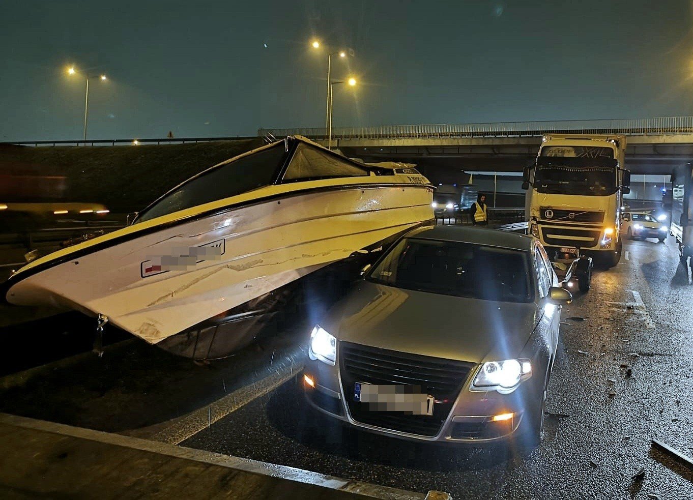 Samochód ciężarowy uderzył w... łódkę. Duże utrudnienia na węźle południe autostrady A4 i AOW