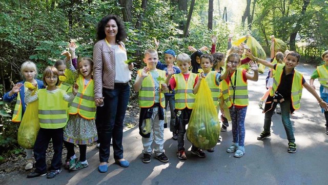 Dzieci ze Szkoły Podstawowej im. bł. Celiny Borzęckiej sprzątały rejon parku Duchackiego