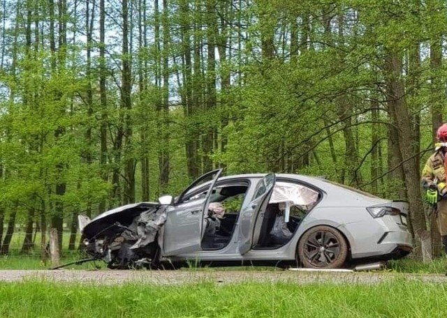 Tajemniczy wypadek skody octavii na drodze Kozłowice - Jamy. Do dzisiaj nie wiadomo, kto był kierowcą, a pod względem formalnym nie był to nawet wypadek.