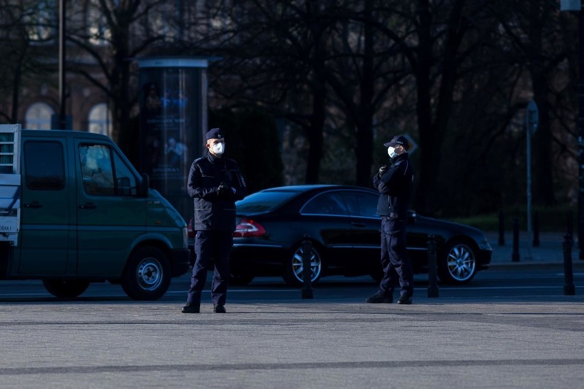 Obowiązek zasłaniania nosa i ust: kogo nie obowiązuje, skąd wziąć maseczki, jak je dezynfekować, jaka kara grozi za brak maseczki? 