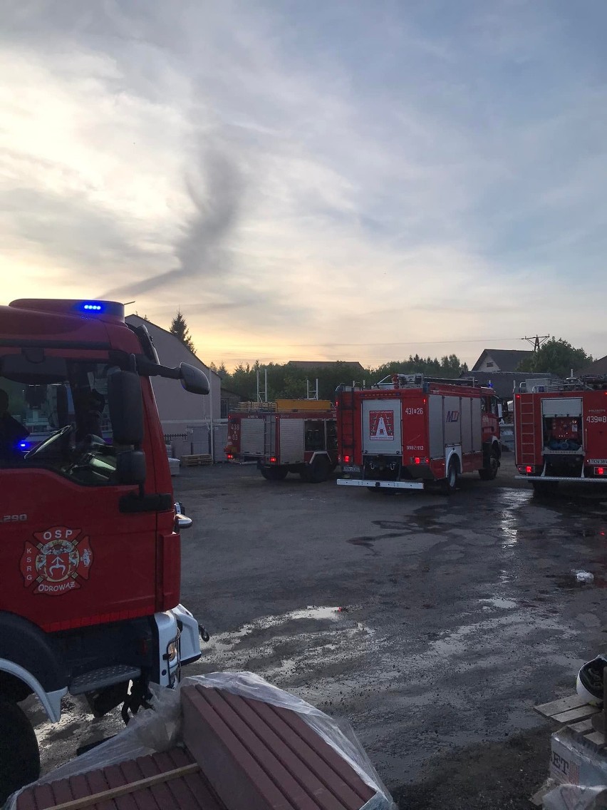 Pożar w hurtowni budowlanej w Stąporkowie. Magazyn był pełen dymu [ZDJĘCIA]