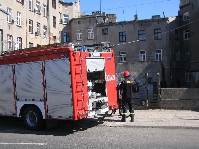 Przyczyną pożaru w kamienicy przy ul. Limanowskiego było podpalenie śmieci.