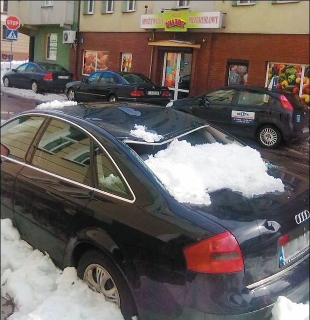 Śnieg z dach kamienicy przy ul. Wiejskiej w Łomży uszkodził auto. Na szczęście samochód był pusty.
