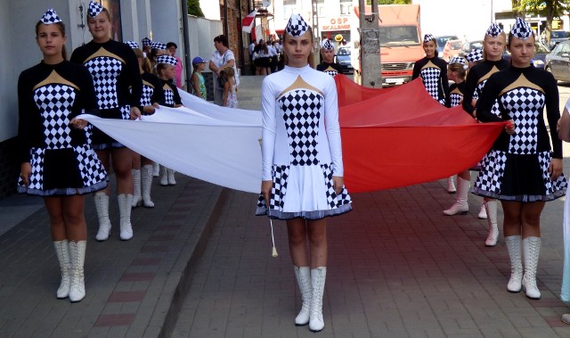 Uroczysty przemarsz przez miasto otwierały skalbmierskie mażoretki, niosące wielką biało-czerwoną flagę.