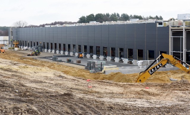 W Parku Przemysłowo-Technologicznym w Nowym Kisielinie na jesieni 2018 roku rozpoczęła się budowa nowego centrum logistycznego firmy eobuwie.pl. Oglądaliśmy z bliska, jak postępują prace i trzeba przyznać, że już teraz inwestycja robi duże wrażenie. Docelowo kompleks hal planowany jest na ok. 150.000 mkw.Czytaj również: Kolejny McDonald's powstaje w Zielonej Górze [ZDJĘCIA]Zobacz także: Panattoni Park się powiększa o 60 ha