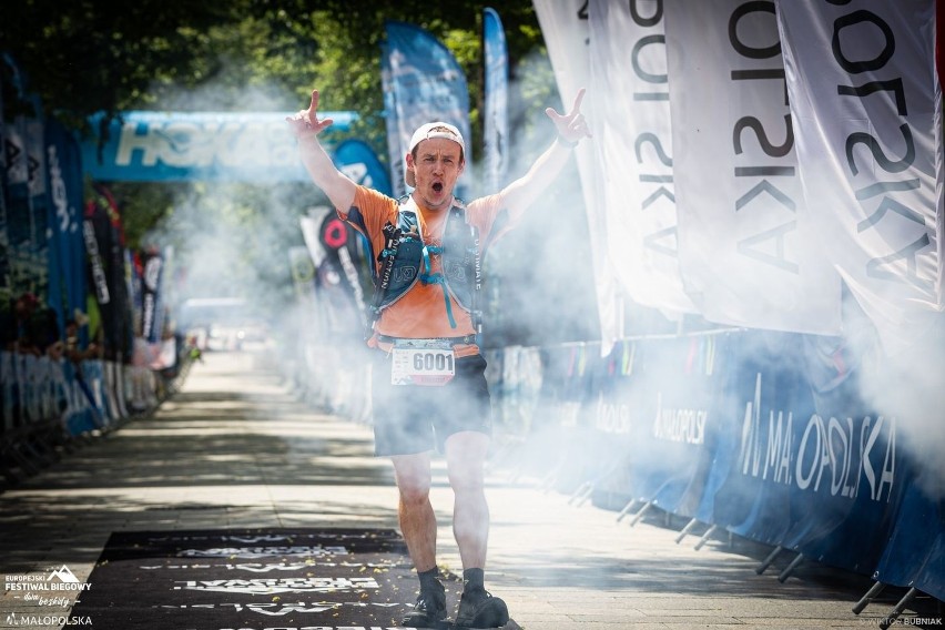 Krynica-Zdrój. Morderczy bieg na ponad 105 km podczas Europejskiego Festiwalu Biegowego. Dwóch ultramaratończyków z tym samym czasem