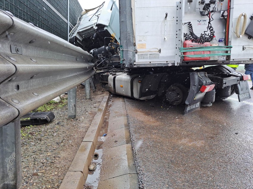 Rozbita ciężarówka na autostradzie A4 między Węzłami Jarosław Wschód i Przemyśl [ZDJĘCIA]