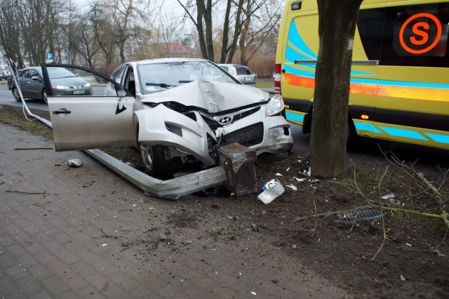 W czwartek około 13 kierujący samochodem osobowym marki hyunda na łuku drogi wpadł w poślizg, uderzył w latarnie i zatrzymał się na drzewie. Nic poważnego kierującemu się nie stało. Do zdarzenia doszło na ulicy Kościuszki w Słupsku.