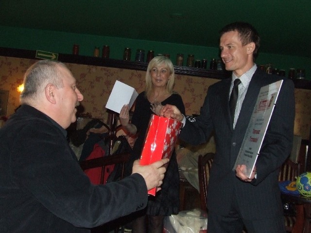 Tomasz Trznadel (po prawej) odebrał z rąk Mieczysława Kubsika nagrodę za zwycięstwo w głosowaniu na Najpopularniejszego Trenera.