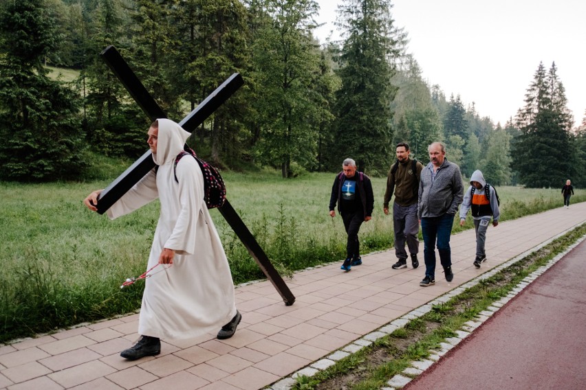 Przeszedł pieszo Polskę, by wejść na Giewont z Krzyżem 
