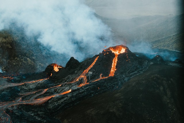 Islandia, kraj znany z przepięknych krajobrazów, geotermalnych cudów i aktywności wulkanicznej, znów przyciąga uwagę światowych mediów. W ostatnich tygodniach setki małych trzęsień ziemi w okolicy wulkanu Fagradalsfjall zapowiadały nieuchronną erupcję.