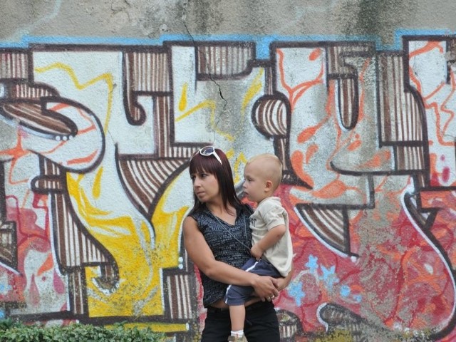 Agata Mickiewicz z synem Mateuszem uważa, że miasto powinno coś zrobić z niechcianym graffiti