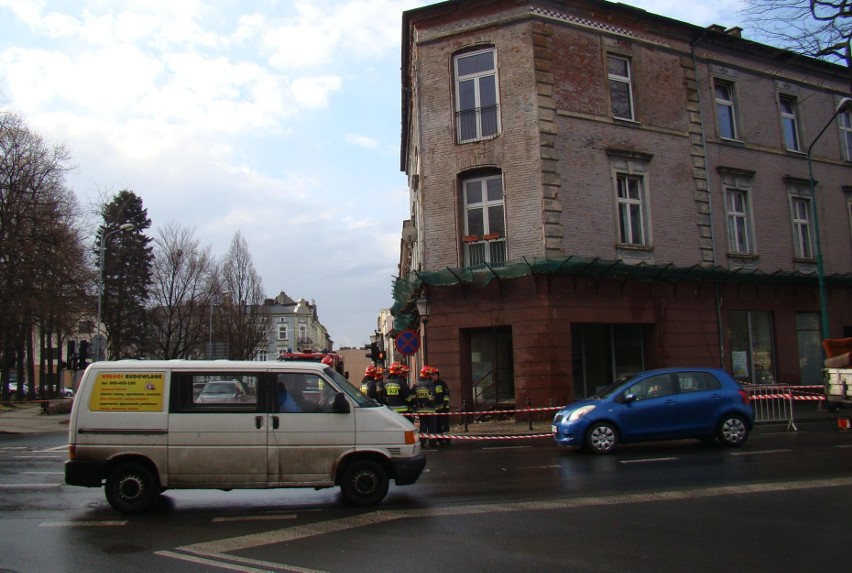 Oświęcim. Sypie się kamienica przy placu Kościuszki. Część głównej ulicy miasta jest zamknięta