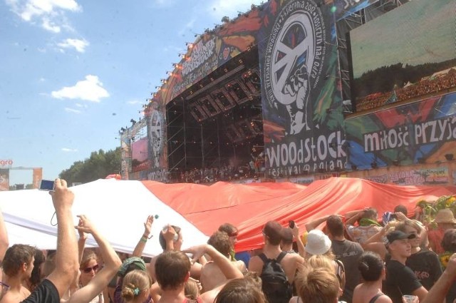 Tak wyglądało rozpoczęcie Przystanku Woodstock 2012. Pod sceną rozwinięto ogromną, biało - czerwoną flagę.