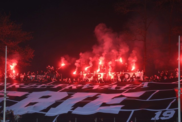 Kibice Zagłębia stworzyli na Stadionie Ludowym świetną atmosferę, ale opuszczali trybuny w kiepskich humorach  Zobacz kolejne zdjęcia. Przesuwaj zdjęcia w prawo - naciśnij strzałkę lub przycisk NASTĘPNE