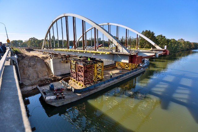 Operacja nasuwania nowych mostów Chrobrego nad kanał żeglugowy wygląda bardzo efektownie