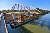 Konstrukcja nowego mostu we Wrocławiu jest już nad rzeką. Prace robią wrażenie [ZDJĘCIA]