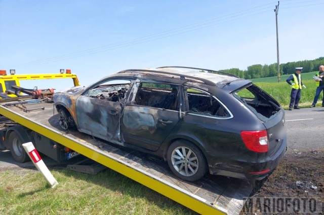 Samochód uległ częściowemu spaleniu. Kierowcy nie udało się wydostać z auta.