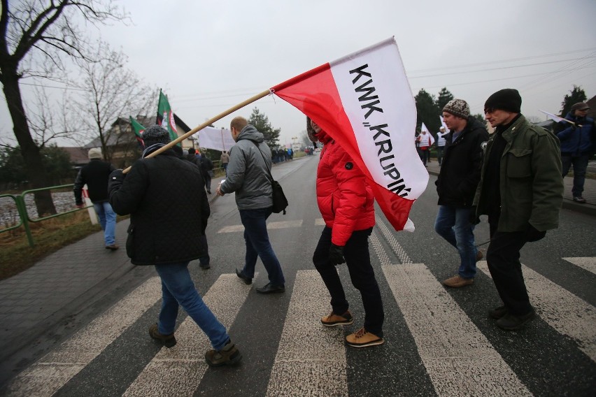 Górnicy kopalni Krupiński w Suszcu blokowali drogę...