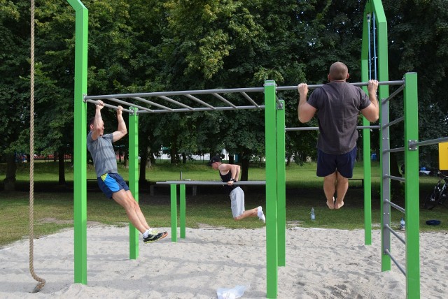 W parku miejskim w Kluczborku obok stadionu MKS-u powstał cały kompleks rekreacyjny. Najpierw była siłownia zewnętrzna, teraz zbudowano street workout i zmodernizowano skatepark.