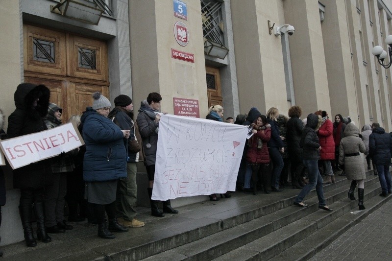 Protest pracowników sądu okręgowego w Łodzi. Domagają się wyrównania zarobków z ostatnich 8 lat!