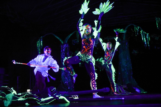 Fontanna Cosmopolis to wdzięczna scenografia dla występów. Na zdjęciu: Teatr Avatar z „Wiedźminem”. A 20 lipca „polecimy” na Księżyc