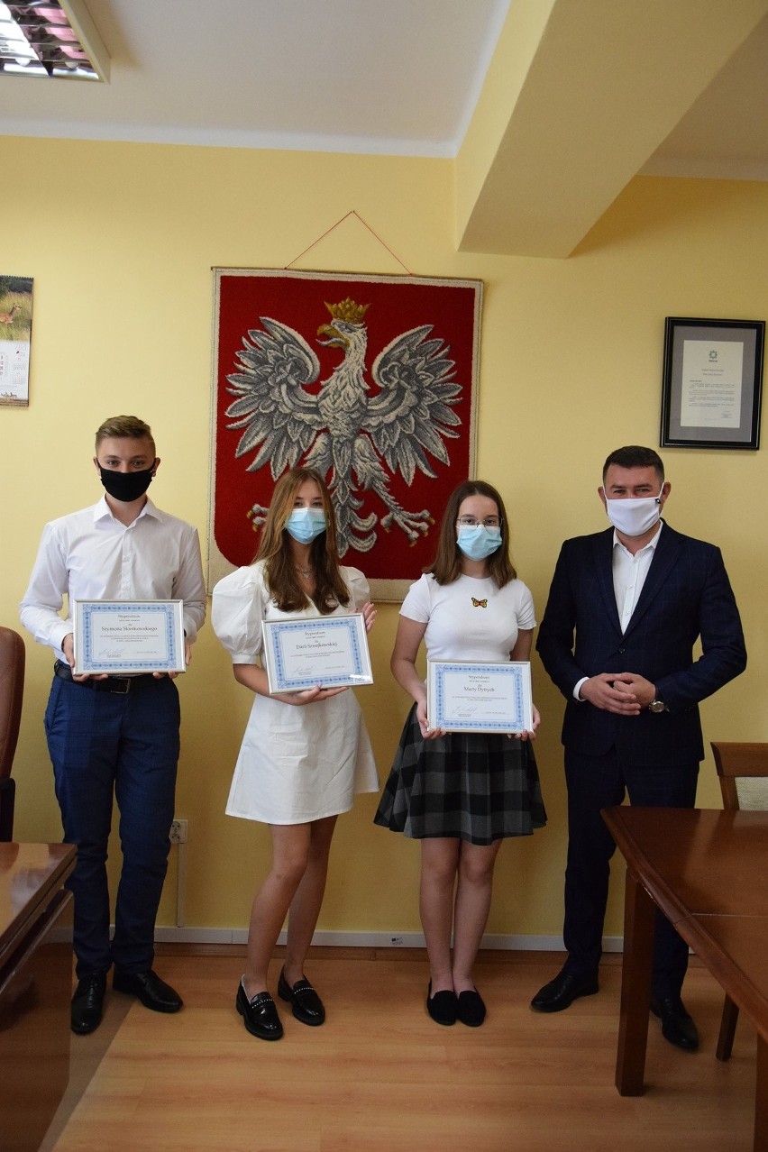 Stypendium wójta gminy Karniewo otrzymało troje uczniów. W czym okazali się najlepsi?