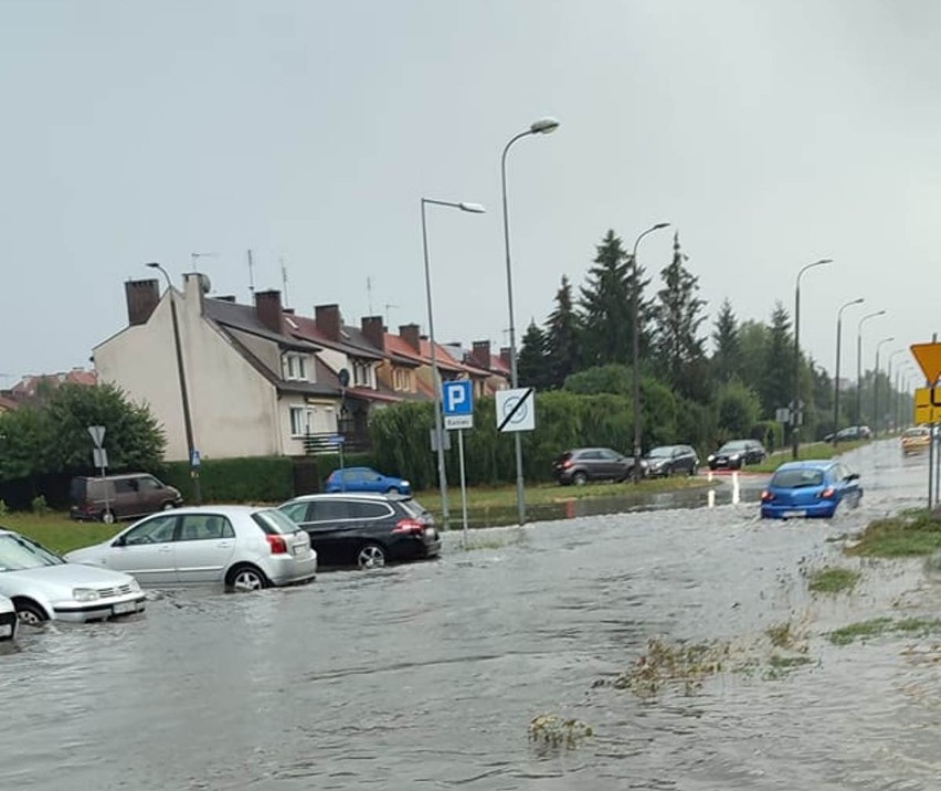 Część ulic w mieście błyskawicznie znalazła się pod wodą