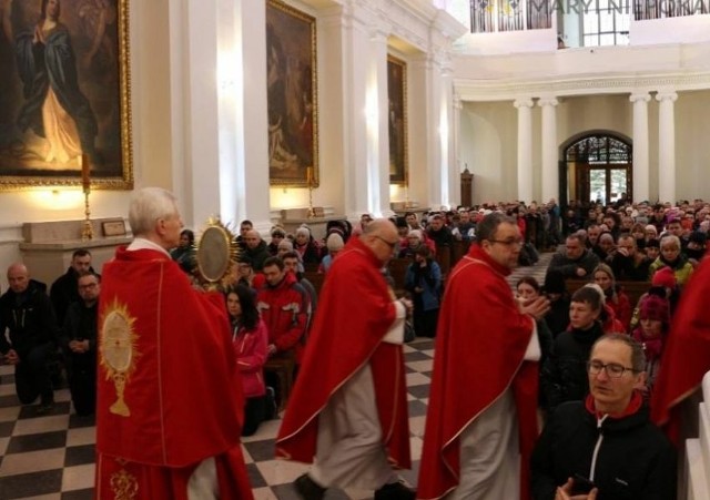 Na zakończenie mszy świętej uczestnicy Ekstremalnej Drogi Krzyżowej otrzymali błogosławieństwo Relikwiami Drzewa Krzyża Świętego.