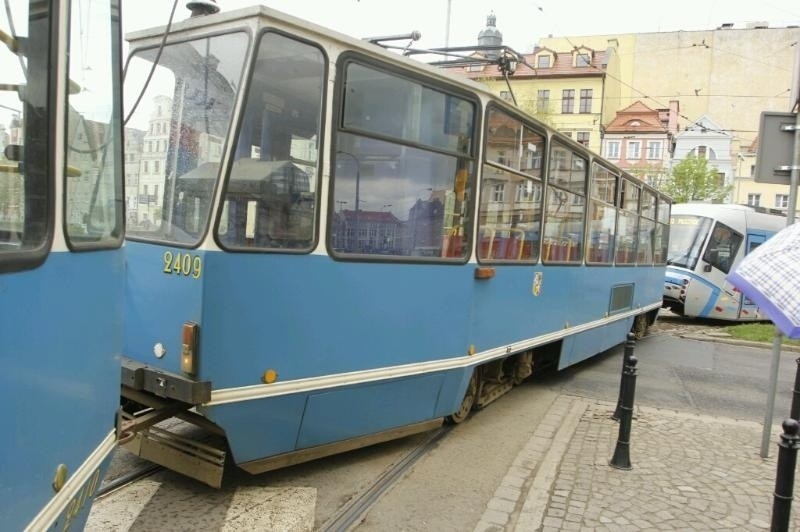 Wrocław: Awaria tramwaju 71. Odholowała go nowa skoda (ZDJĘCIA)