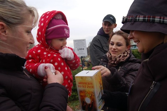 Radne miejskie Małgorzata Kuszmar i Edyta Wojnicz stały 1 listopada z puszkami przed jedną z bram cmentarnych w Szczecinku. 