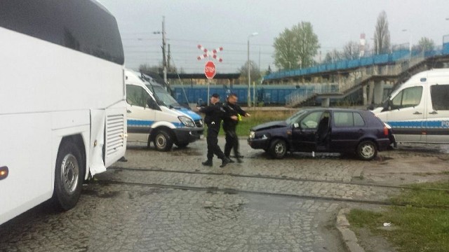 Pościg zakończył się na ulicy Kolberga w Kielcach. Uciekinier uderzył tu golfem w autobus.