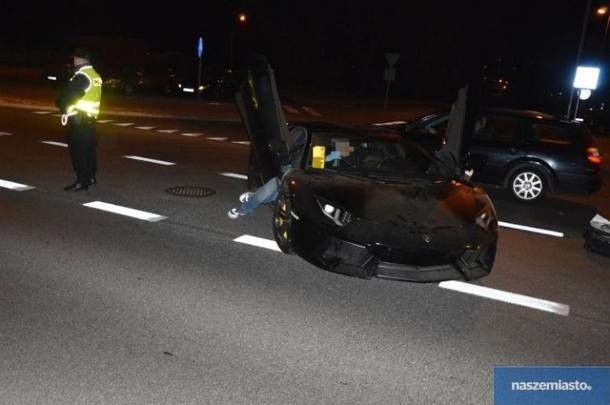 Porzucone lamborghini odnaleziono na ulicy Kapitulnej we...