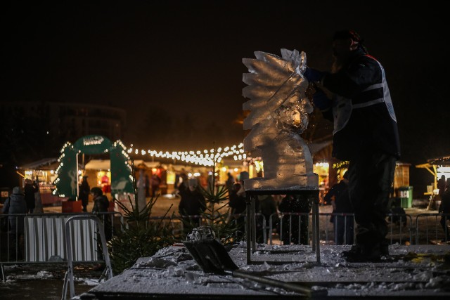 Poznań Ice Festival po raz pierwszy nie odbywa się na płycie Starego Rynku. W tym roku towarzyszy jarmarkowi świątecznemu przy Arenie.Zobacz zdjęcia -->