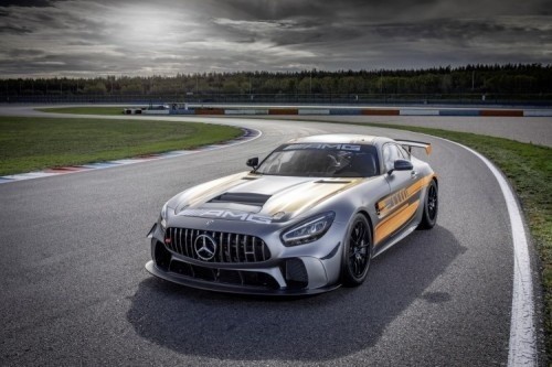 Mercedes-AMG GT4Po wprowadzeniu na rynek nowego samochodu wyścigowego GT3, marka Mercedes-AMG przedstawia kolejne wcielenie GT4. Poza odświeżonym designem Mercedes-AMG GT4 przeszedł optymalizacje techniczne, których zadaniem jest m.in. podniesienie osiągów w wyścigach wytrzymałościowych.Fot. Mercedes