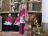Prokuratura oskarża biskupa tarnowskiego o zwłokę w informowaniu organów ścigania o dwóch księżach pedofilach. Hierarcha czuje się niewinny
