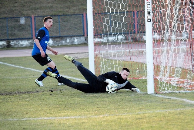 W tej sytuacji powinno być 0:2, ale Łukasz Zapała zdążył złapać piłkę na linii bramkowej.