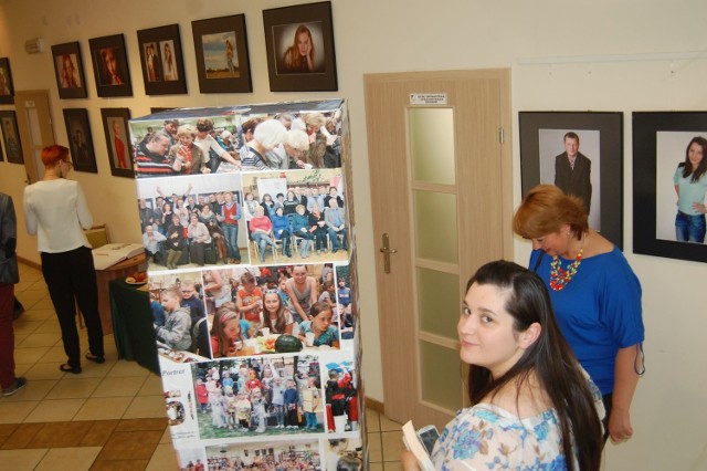 Zdjęcia prezentowane są w holu biblioteki rejonowej na parterze i piętrze. Jest ich ponad 200. Różnorodność jest ogromna. Obok archiwalnych ujęć - fotografie wykonane w ostatnich dniach