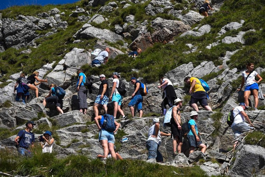 Weekend w górach. Tłumy turystów idą na Giewont [ZDJĘCIA]